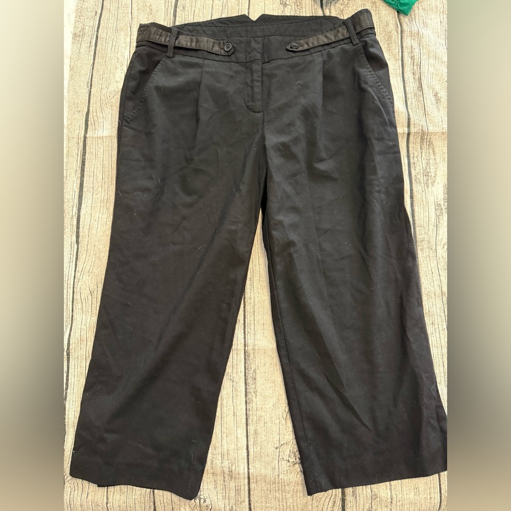 BCBG Maxazria cropped pants in black. Size 12